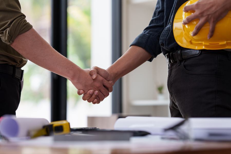 Contractor meeting with homeowners to discuss project options and pricing after an online estimate.